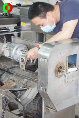 佛山客戶將多年老設(shè)備帶我司維修,并測(cè)試購(gòu)買紅蘿卜削皮機(jī)!