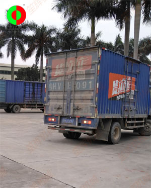 貨物已堆放到停車棚，三臺貨車扎堆裝車！