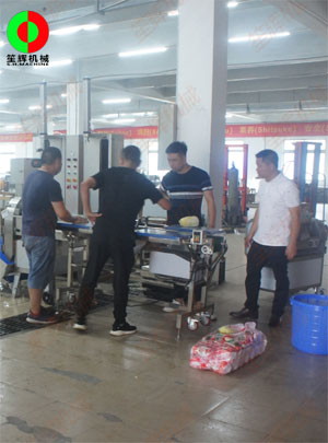 廣西客戶現場測試日前定購的蔬果加工清洗生產線.