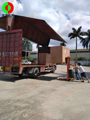 海外客戶訂購的一批蔬果處理加工機(jī)械裝車出貨！