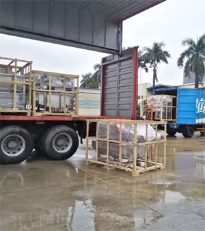 停雨間隙，抓緊時間兩車同時裝車發(fā)貨！