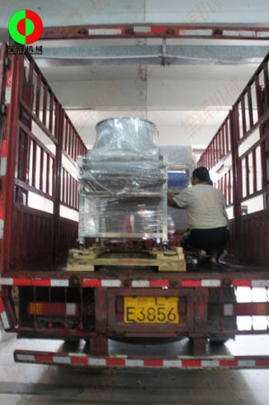 大雨影響發(fā)貨，貨車直接開進廠房裝車也必須按期交付客戶！