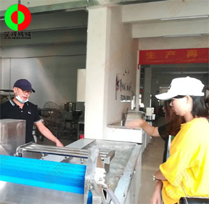 客戶親臨我司考察，測試蔬果切割清洗等設(shè)備！