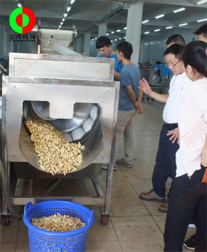 客戶到公司現場考察,并測試果蔬清洗機對花生的清洗效果！