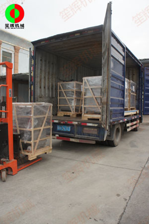 客戶訂購的切菜機及切肉機等一批食品加工機械裝車出貨！