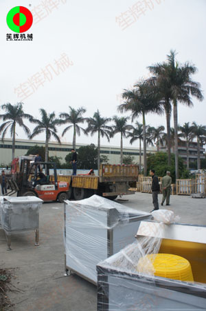 大批洗菜機(jī)、脫水機(jī)蔬果前處理加工設(shè)備等待裝車出貨！