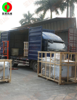 大批多途用自動(dòng)洗菜機(jī)等蔬果加工機(jī)械裝車出貨！