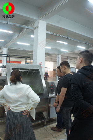 客戶考察我司軟硬件實(shí)力，現(xiàn)場(chǎng)測(cè)試多功能洗菜機(jī)及渦流洗菜機(jī)等設(shè)備！