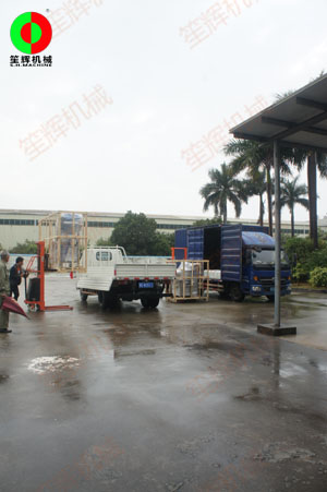 土豆削皮機(jī)等一批蔬果食品加工處理機(jī)械裝車出貨!