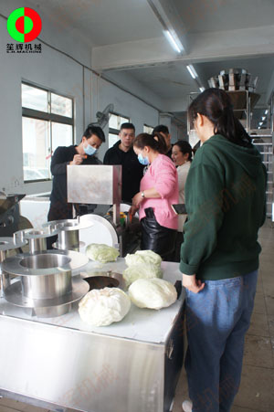 客戶現(xiàn)場(chǎng)了解瓜果分瓣及切割設(shè)備，最后現(xiàn)場(chǎng)簽定合同交付定金！