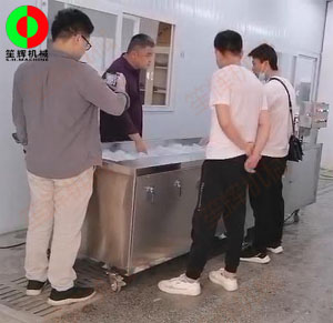 蔬菜清洗設備送達客戶現(xiàn)場,并考察其后續(xù)改造項目設備需求!