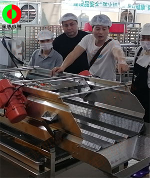 渦流洗菜機等蔬果加工設備送達客戶工廠,現(xiàn)場指導安裝和使用!