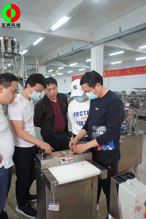 山東客戶一行親臨我司考察,購買魷魚去皮、魷魚切圈等水產加工設備!