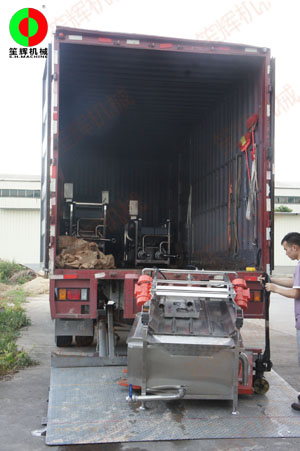 客戶物流自提多套渦流洗菜機組,裝車發貨!