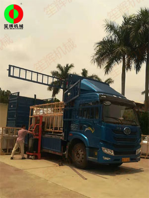 客戶訂購的多臺氣泡洗菜機裝車發貨,按期交付!