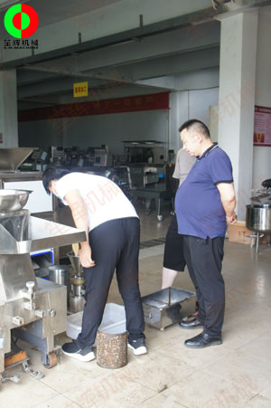 廣西客戶親臨我司考察并測試磨骨機等一批水產肉類加工機械!