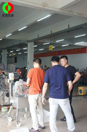 瓜果三維切丁機測試效果滿意,客戶付款購買隨車運走!