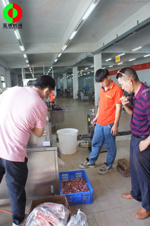 佛山某肉食品加工配送中心客戶一行人親臨我司測試訂購洗排骨機等設備!