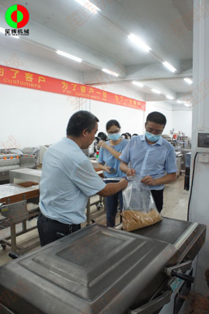 東莞客戶一行考察我司生產(chǎn)工廠,測(cè)試購買真空包裝機(jī)!