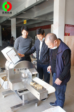 客戶來(lái)司現(xiàn)場(chǎng)測(cè)試酸筍切條加工設(shè)備!