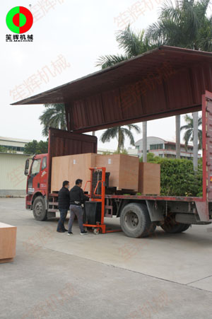 國(guó)外客戶訂購(gòu)的一批毛刷清洗去皮機(jī)及瓜果削皮機(jī)裝車出貨!